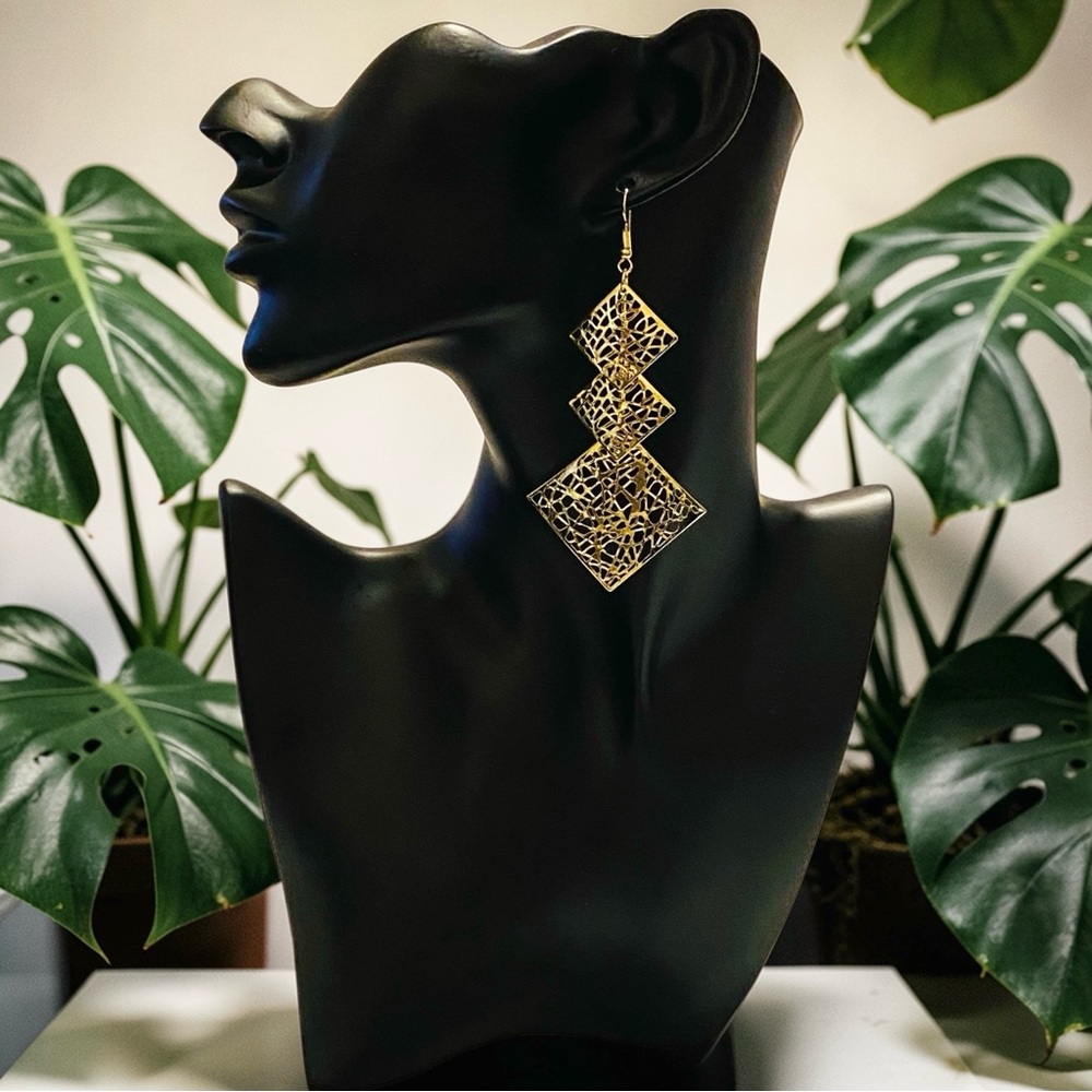 ✨NEW✨ Delicate Dangling Drop Goldtone Lightweight Earrings